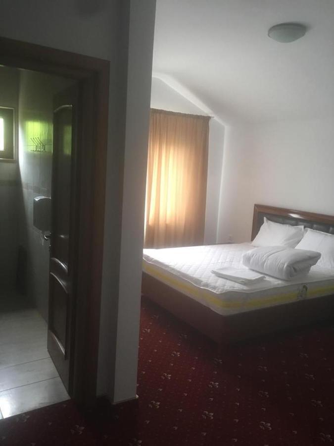 Hotel Ostrov Кэлимэнешти Экстерьер фото