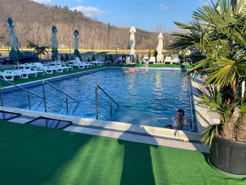 Hotel Ostrov Кэлимэнешти Экстерьер фото